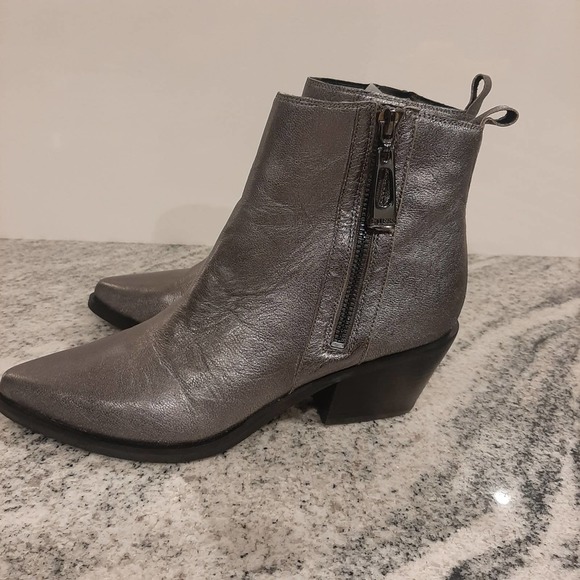 GUESS "TALZA" Pewter Metallic Leather Booties SIZE 7.5M - Picture 5 of 12